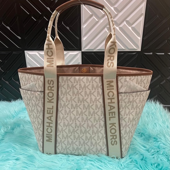 MICHAEL Michael Kors Maeve Large Logo
Monogram Open Tote Vanilla. NWT - Picture 4 of 9